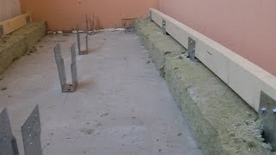 В первую очередь монтируют лаги, расположенные ближе к стенам