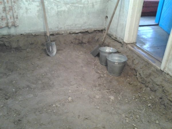 Чтобы выйти на необходимый начальный уровень пола, нужно удалить один или два слоя грунта