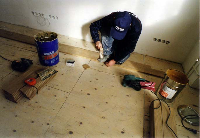 Выравнивание пола фанерой на старый деревянный пол: разбор популярных схем+советы по проведению работ