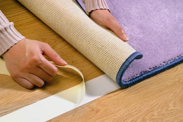 Крепление ковролина на двусторонний скотч к полу
