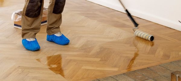 Лакировка паркета необходима для его защиты и сохранения на долгие годы
