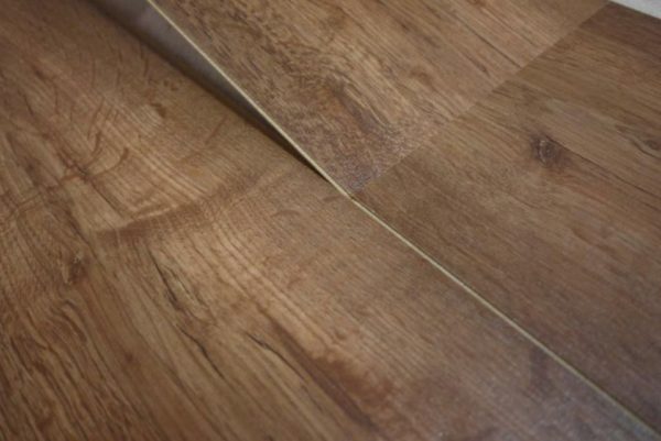 После сборки целого ряда весь его свободный край приподнимается под углом около 30 градусов, и замок защелкивается