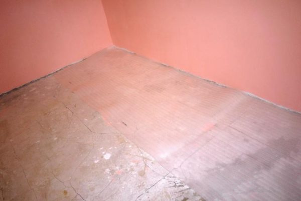 Раскатайте рулон полосой вдоль одной из стен