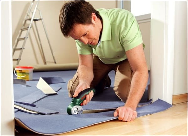 Процесс укладки линолеума